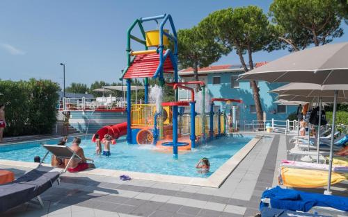 een groep mensen in een zwembad met een waterpark bij Park Gallanti in Lido di Pomposa