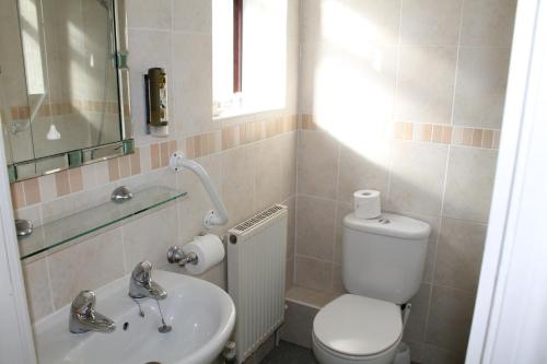 Ein Badezimmer in der Unterkunft The Pines Hotel
