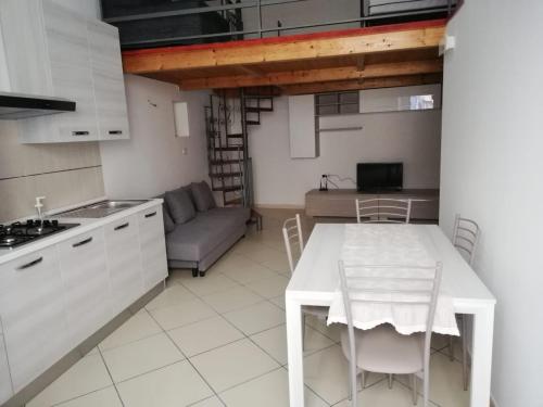 A kitchen or kitchenette at Aurora Apartment nel cuore di Napoli