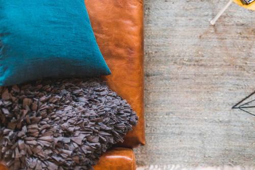 fermeture d’une pile de graines de tournesol dans un boîtier en cuir dans l'établissement L'ATELIER KEYWEEK Vintage Duplex Apartment with Parking Biarritz Center, à Biarritz