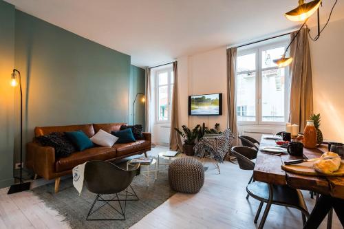 sala de estar con sofá y mesa en L'ATELIER KEYWEEK Vintage Duplex Apartment with Parking Biarritz Center en Biarritz