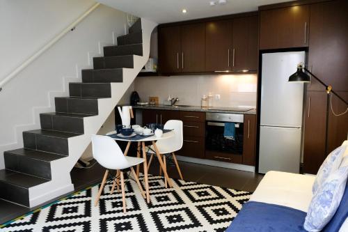 eine Küche mit Treppe und Tisch und Stühlen in der Unterkunft Typical Village Oporto 24 in Porto