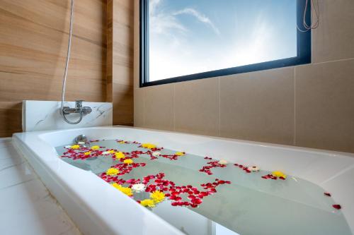 Postel nebo postele na pokoji v ubytování The Thames Pool Access Resort & Villa - SHA Extra Plus