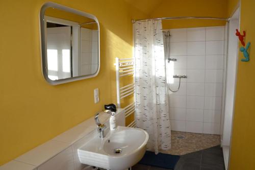 Ванна кімната в Deichkind - Reetdachhaus direkt am Elbdeich