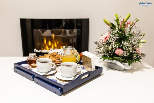 ファロにあるPalma's Placeのトレイ(カップ、コーヒー付)、テーブル、暖炉