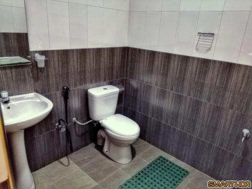 une salle de bain avec toilettes et lavabo dans l'établissement Dambulla Shan Inn, à Dambulla
