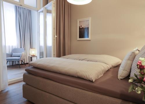 ein Schlafzimmer mit einem großen Bett in einem Zimmer in der Unterkunft Villa Oestereich in Binz
