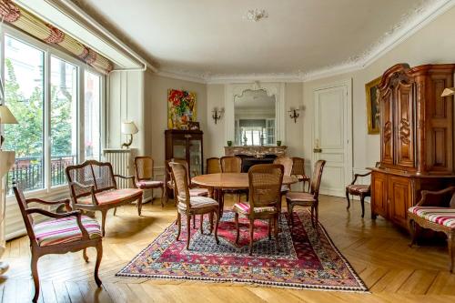 Photo de la galerie de l'établissement Veeve - Enchanting Murals by Trocadero Gardens, à Paris