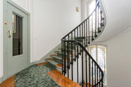 Photo de la galerie de l'établissement Veeve - Enchanting Murals by Trocadero Gardens, à Paris