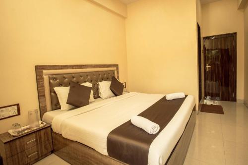 Ένα ή περισσότερα κρεβάτια σε δωμάτιο στο Hotel Apsara- Near J J Hospital Mumbai