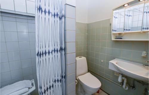 Koupelna v ubytování Stunning Apartment In Snderborg With Kitchen