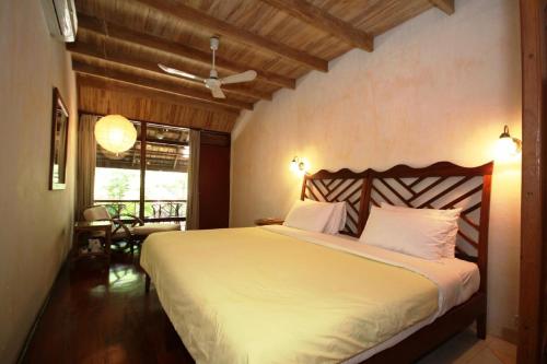 En eller flere senge i et værelse på Sala Prabang Hotel