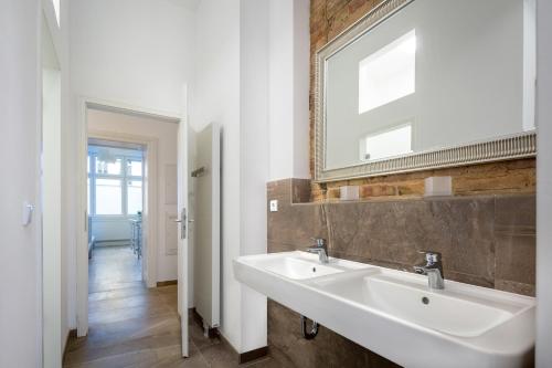 bagno con lavandino e specchio di Newton-Appartement mit 3 Schlafzimmern a Berlino