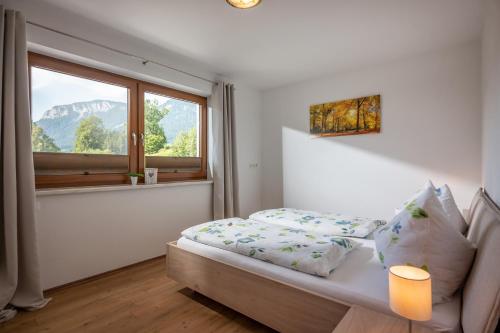 mała sypialnia z łóżkiem i oknem w obiekcie Appartement Annabella w mieście Söll