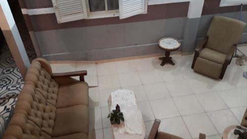 an overhead view of a living room with a couch and chairs at Pousada Preludio in Conservatória