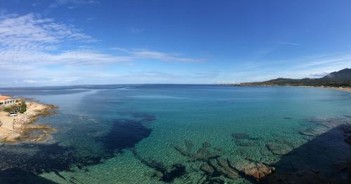 una vista aérea de la playa y del océano en Hotel de la Plage Santa Vittoria, en Algajola