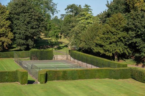 Rushton Hall Hotel and Spaの敷地内または近くにあるテニス施設またはスカッシュ施設