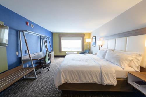Pokój hotelowy z dużym łóżkiem i biurkiem w obiekcie Holiday Inn Express & Suites Jamestown, an IHG Hotel w mieście Jamestown