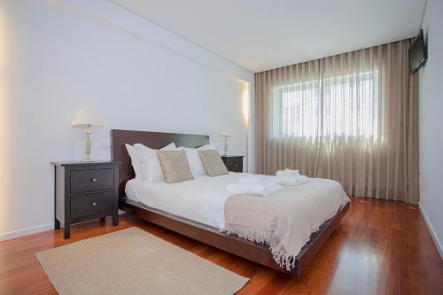 מיטה או מיטות בחדר ב-Liiiving in Porto - Balcony Dragão View