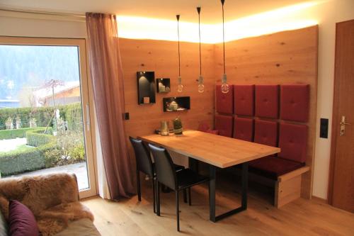 een eetkamer met een tafel en stoelen en een raam bij Haus Ender in Sankt Gallenkirch