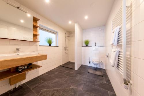 Een badkamer bij Hotel-Restaurant de Boer'nkinkel