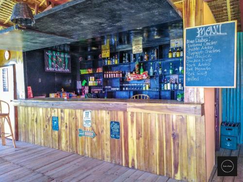 Lounge nebo bar v ubytování Mecaja Beach House