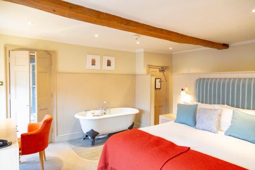 A bathroom at Crown Hotel 