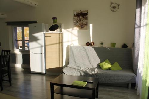 un salon avec un canapé et une table dans l'établissement 