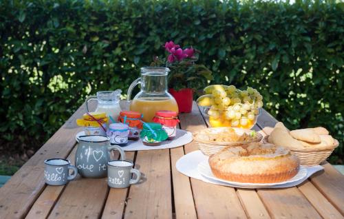 a picnic table with food and drinks on it at Agriturismo Podernuovo in Acquapendente