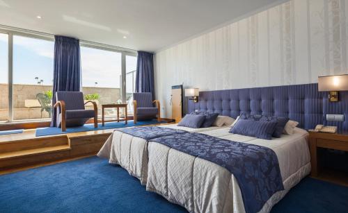 - une chambre avec un grand lit et une grande fenêtre dans l'établissement Hotel Boa - Vista, à Porto