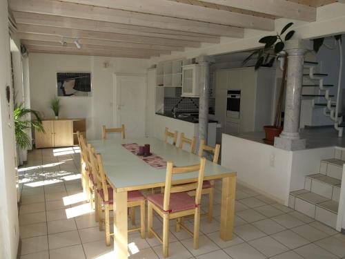 cocina y comedor con mesa y sillas en Zwinglis Ferienwohnung, en Nesslau