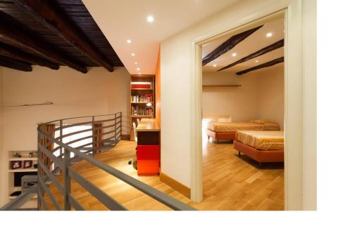 ソレントにあるCasa Rossellaのベッドルーム1室(ベッド2台付)が備わります。