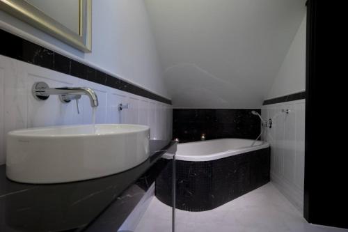 a bathroom with a sink and a bath tub at Dwór w Zabużu in Zabuże
