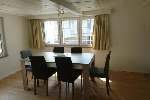 - une salle à manger avec une table et des chaises dans l'établissement Zwinglis Ferienwohnung Klärli, à Nesslau
