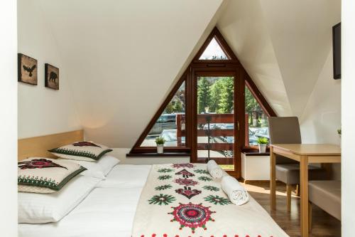 Un pat sau paturi într-o cameră la udanypobyt Apartamenty Przy Dolinach E i F