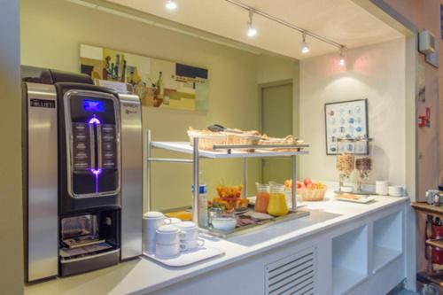 a kitchen with a counter with a stoveasteryasteryasteryasteryasteryasteryasteryastery at Résidence Villemanzy in Lyon