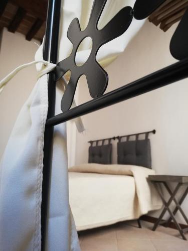 1 dormitorio con 1 cama en una habitación en A du passi Affittacamere, en Città di Castello