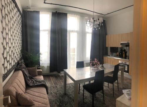 een woonkamer met een tafel en een bank bij Konac in Antwerpen