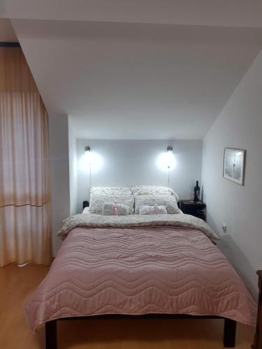 Una cama o camas en una habitación de Sky Apartman