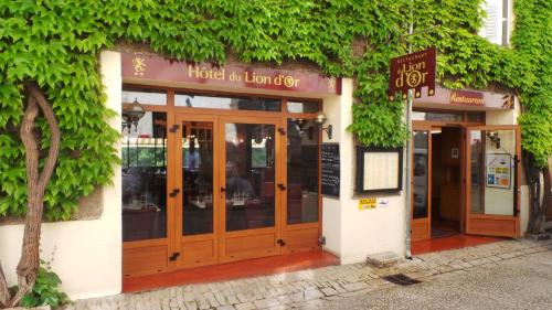 a hotel in front of a building with a restaurant at Hotel du Lion d'Or in Rocamadour