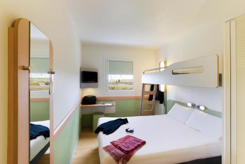 Ένα ή περισσότερα κρεβάτια σε δωμάτιο στο Ibis Budget Bilbao Arrigorriaga