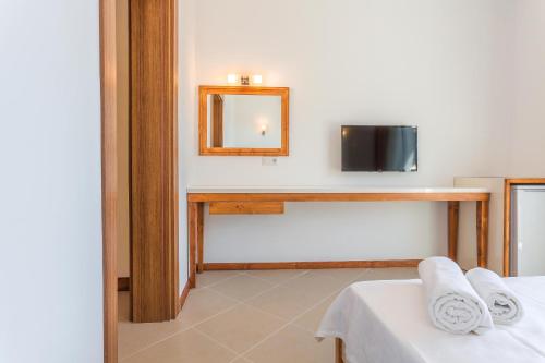 um quarto de hotel com um espelho e uma cama em Medimar Hotel em Kas