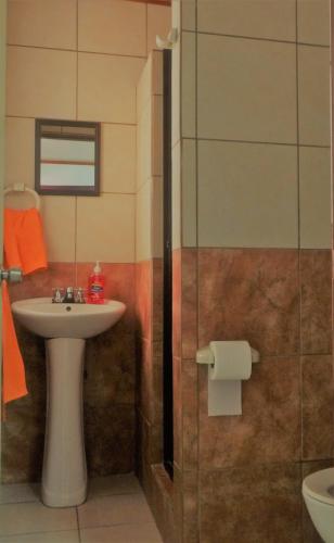a bathroom with a sink and a glass shower at APARTAMENTO 5 TECNOLOGICO in Cartago