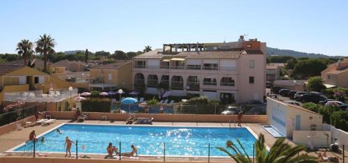 una gran piscina con gente jugando en el agua en Port-Soleil Village Naturiste, en Cap d'Agde