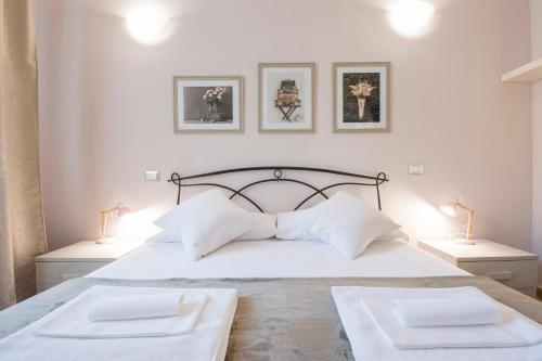 - une chambre avec un lit blanc et 2 oreillers blancs dans l'établissement Il Mughetto, à Bologne