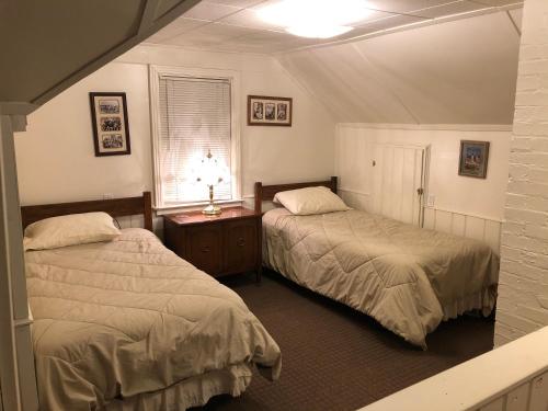Postel nebo postele na pokoji v ubytování First Deadwood Cottages