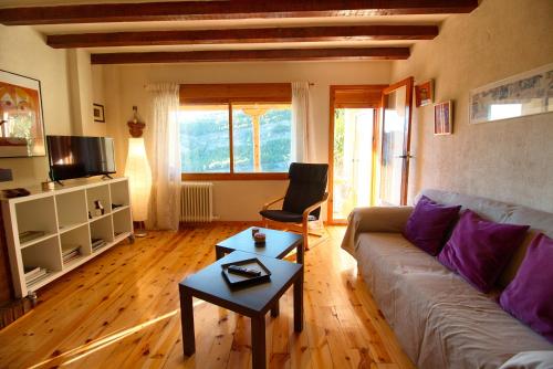- un salon avec un canapé et une table dans l'établissement cuencaloft san pedro, à Cuenca