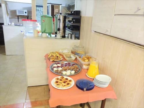 Una mesa con platos de comida encima en Hotel Avellino, en Mar del Plata