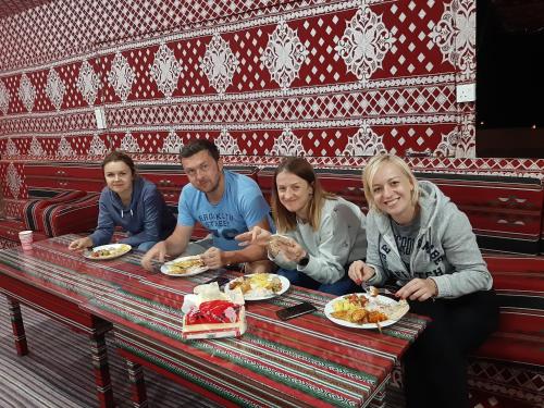 Ospiti di Bedouin Tours Camp
