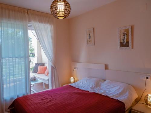 1 dormitorio con cama y ventana grande en Apartment Playa Sol 2, en Denia